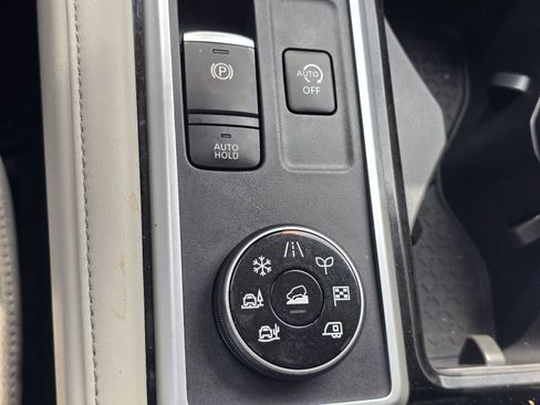 Used 2023 Nissan Pathfinder SL AWD/4WD image 22