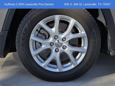 Certified 2017 Jeep Cherokee Latitude w/ Safety/Convenience Group image 12