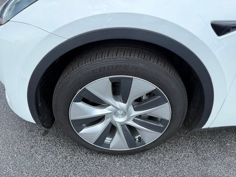 Used 2022 Tesla Model Y Long Range AWD/4WD image 33