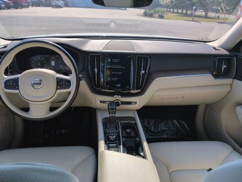 Used 2021 Volvo XC60 T5 Momentum w/ Premium Package FWD image 29