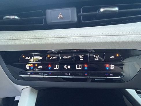 Used 2023 Buick Envision Avenir AWD/4WD image 28