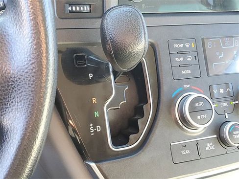Used 2015 Toyota Sienna LE image 19