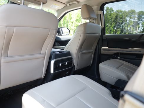 Used 2024 Ford Expedition XLT RWD image 9
