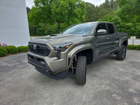 Used 2025 Toyota Tacoma TRD Sport AWD/4WD image 9