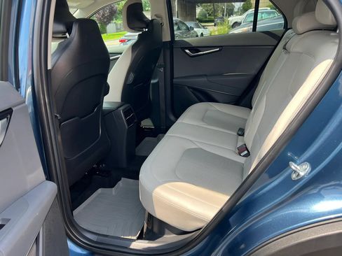 Used 2025 Kia Niro EX FWD image 27