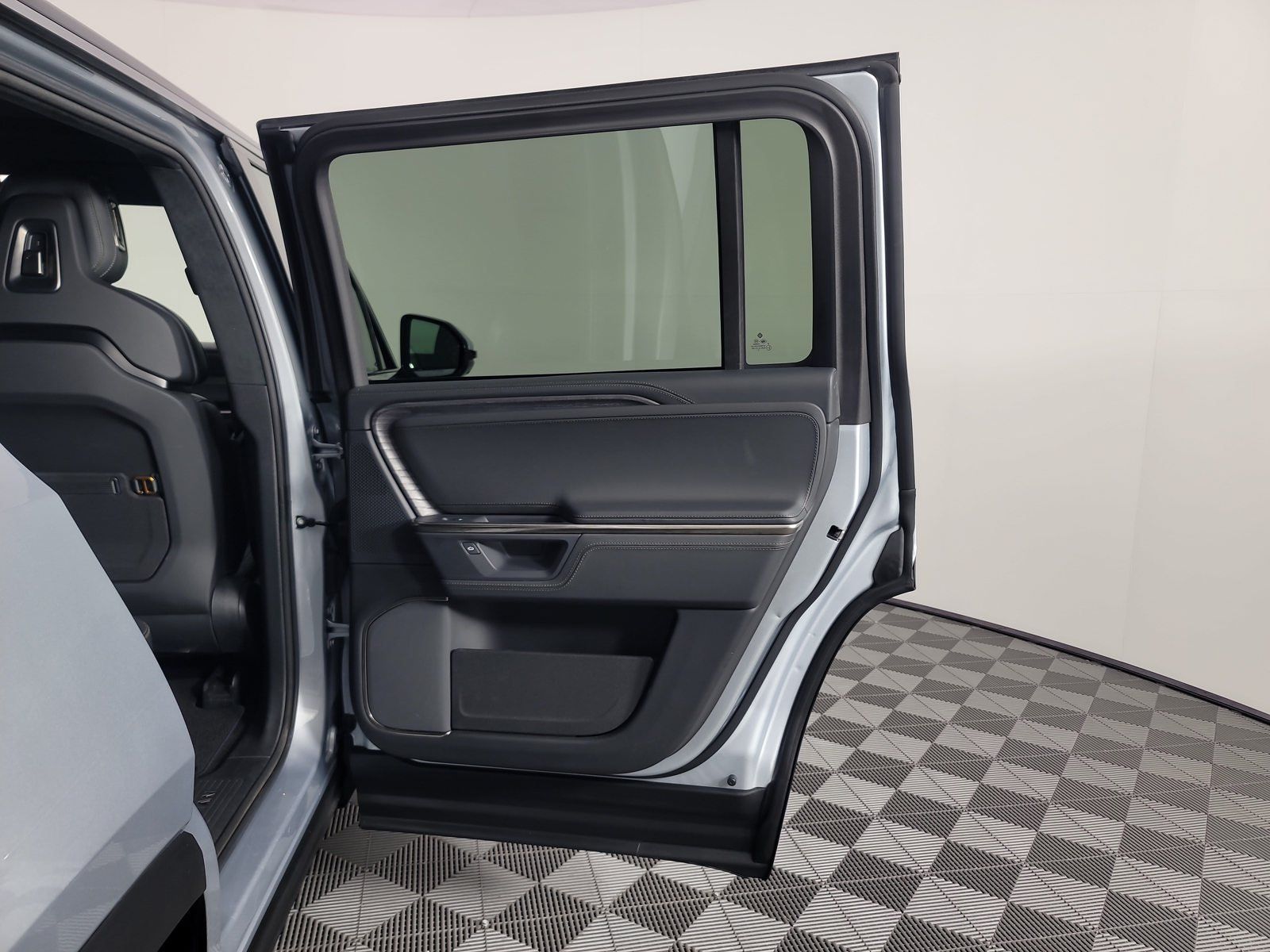 Used 2025 Rivian R1S Adventure Dual AWD/4WD image 19
