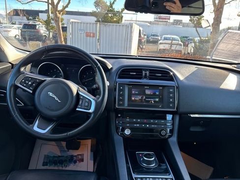 Used 2018 Jaguar F-PACE Prestige image 15