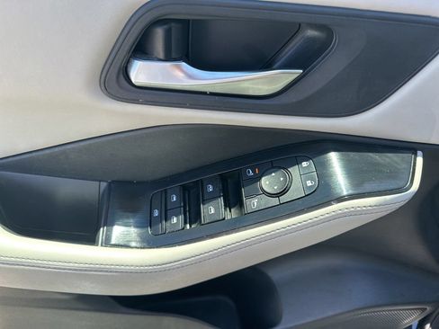 Certified 2025 Nissan Rogue SV FWD image 12