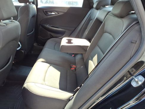 Used 2017 Chevrolet Malibu LT image 9