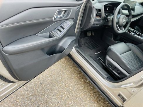 Used 2024 Nissan Rogue Platinum w/ Platinum Premium Package image 20