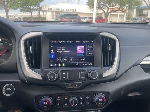 Used 2024 GMC Terrain SLT image 12