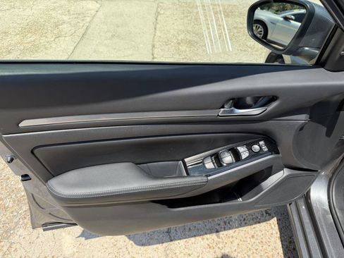 Used 2023 Nissan Altima 2.5 SV FWD image 12