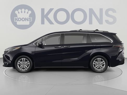 Used 2023 Toyota Sienna XLE AWD/4WD image 2