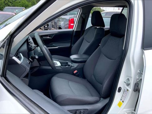 Used 2021 Toyota RAV4 XLE w/ Convenience Package FWD image 8