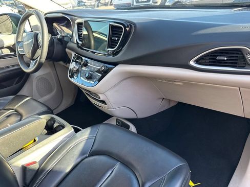 Used 2023 Chrysler Pacifica Touring-L FWD image 3
