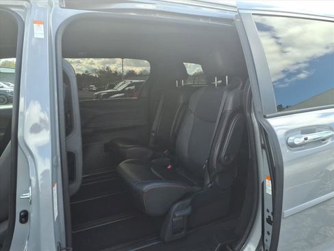Used 2023 Toyota Sienna XSE image 18