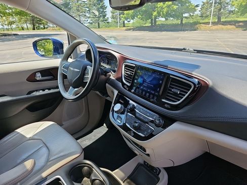 Used 2017 Chrysler Pacifica Limited w/ Advanced Safetytec Group FWD image 13