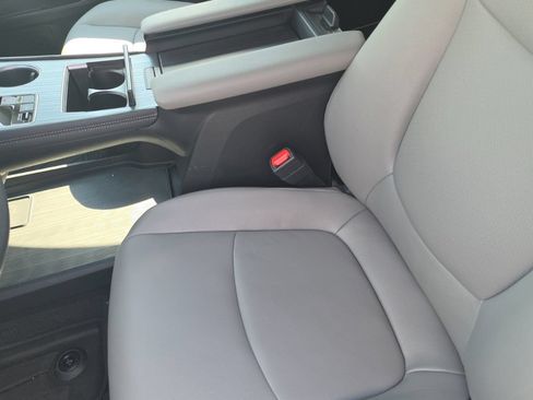 Used 2025 Toyota Sienna XLE FWD image 15