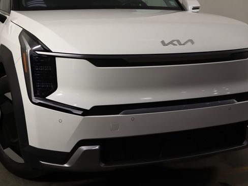 Used 2024 Kia EV9 Light Long Range RWD image 44