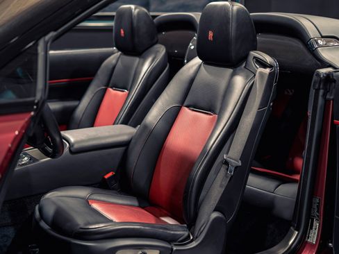 Used 2019 Rolls-Royce Dawn image 2