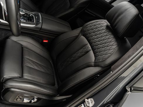 Used 2025 BMW X7 M60i image 22