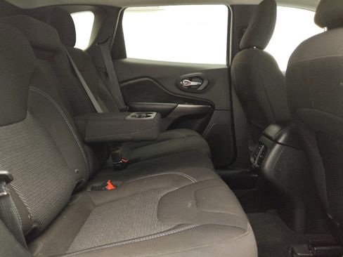 Used 2019 Jeep Cherokee Latitude w/ Popular Appearance Group FWD image 19