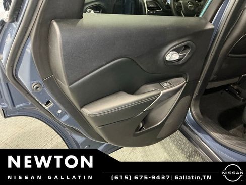 Used 2021 Jeep Cherokee Latitude Lux w/ Comfort/Convenience Group AWD/4WD image 30