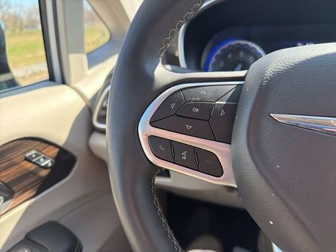 Used 2023 Chrysler Pacifica Limited image 47