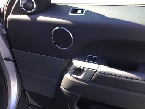 Used 2019 Land Rover Range Rover Sport HST image 32