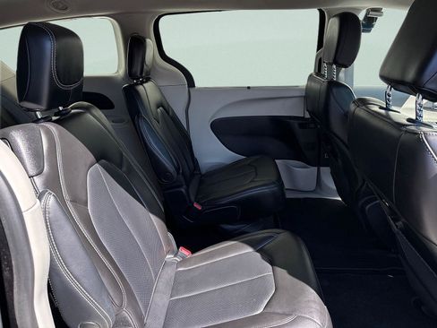 Used 2023 Chrysler Pacifica Touring-L FWD image 28