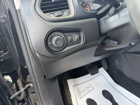Used 2023 Jeep Renegade Latitude AWD/4WD image 27