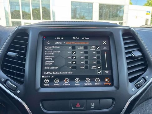 Used 2022 Jeep Cherokee Latitude AWD/4WD image 22