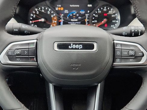 Used 2025 Jeep Compass Limited image 11