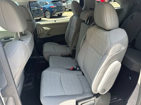 Used 2024 Toyota Sienna LE AWD/4WD image 18