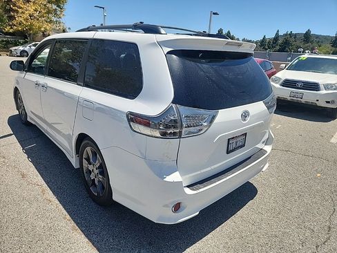 Used 2016 Toyota Sienna SE FWD image 3