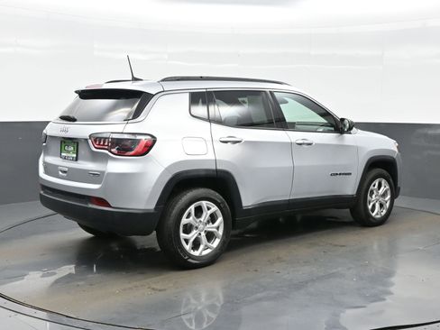 Used 2024 Jeep Compass Latitude image 6