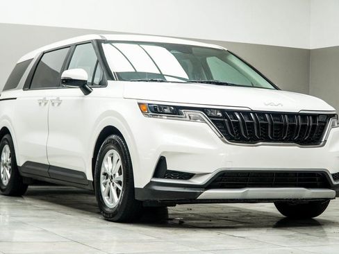 Used 2024 Kia Carnival LX image 4