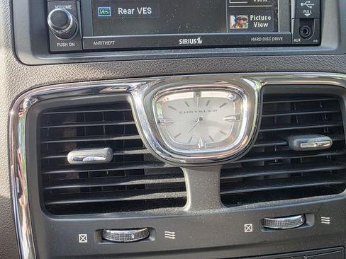 Used 2015 Chrysler Town & Country Limited Platinum image 21