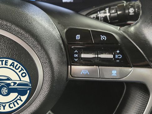 Used 2023 Hyundai Elantra Limited w/ Preferred Accessory Package image 13