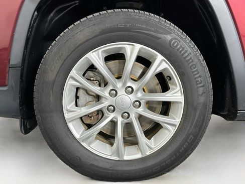 Used 2019 Jeep Cherokee Latitude w/ Cold Weather Group AWD/4WD image 11