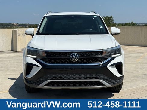 Used 2023 Volkswagen Taos SE w/ Panoramic Sunroof Package FWD image 7