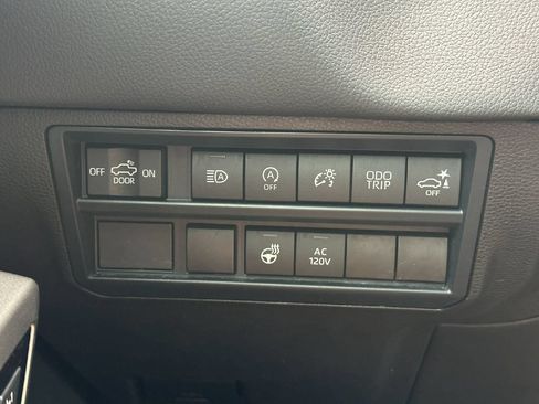 Used 2025 Toyota Tundra Limited AWD/4WD image 38