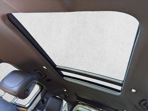 Used 2023 Land Rover Defender 130 X-Dynamic SE image 15