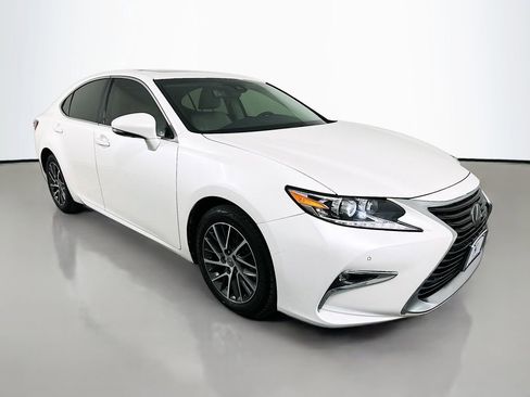 Used 2017 Lexus ES 350 w/ Luxury Package FWD image 3
