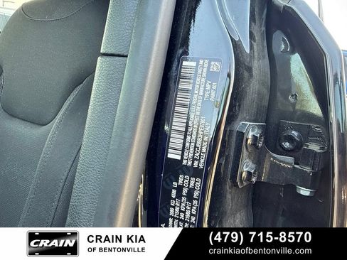 Used 2017 Jeep Renegade Latitude w/ Cold Weather Group AWD/4WD image 19