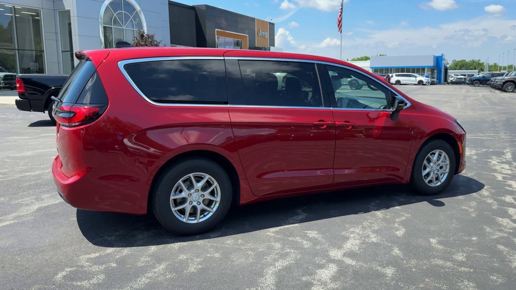 New 2027 Chrysler Pacifica Select FWD image 7
