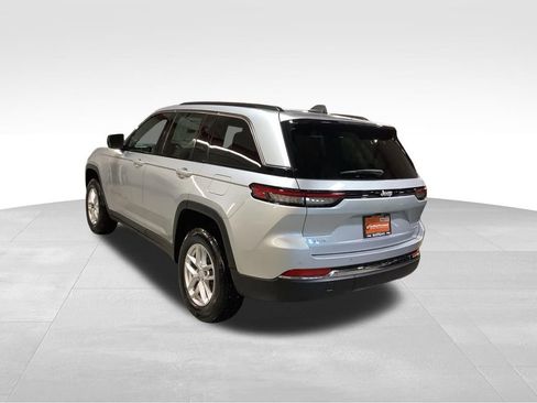 Used 2025 Jeep Grand Cherokee Laredo X w/ Luxury Tech Group I AWD/4WD image 3