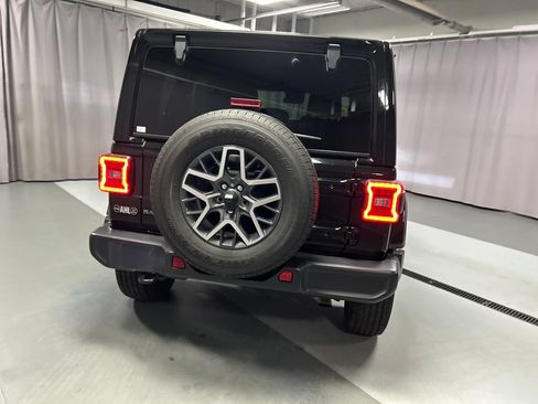 Used 2025 Jeep Wrangler Unlimited Sahara AWD/4WD image 6