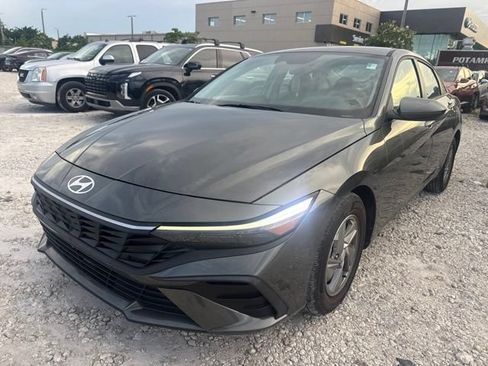 Used 2025 Hyundai Elantra SE FWD image 1