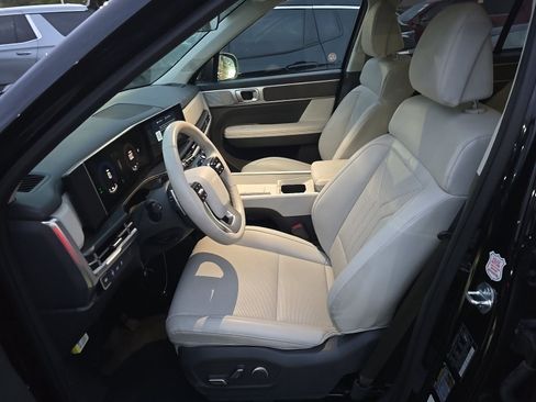 Used 2025 Hyundai Santa Fe SEL FWD image 3